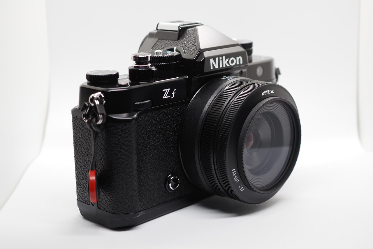 Nikon Zf と NIKKOR Z 26mm F2.8（フード付き）
