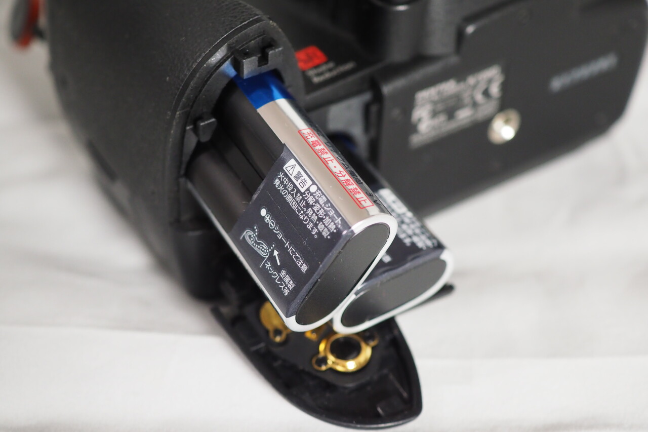K100Dに入れたCR-V3電池2本×2