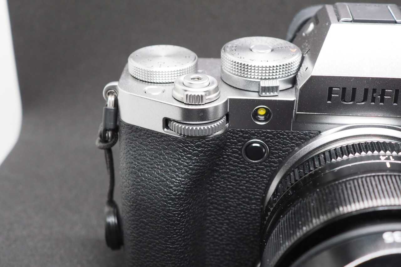 ボタンを付ける前のX-T5のシャッターボタン周辺（やや上正面から）