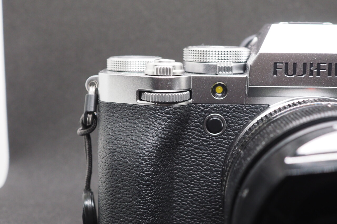 ボタンを付ける前のX-T5のシャッターボタン周辺（正面から）