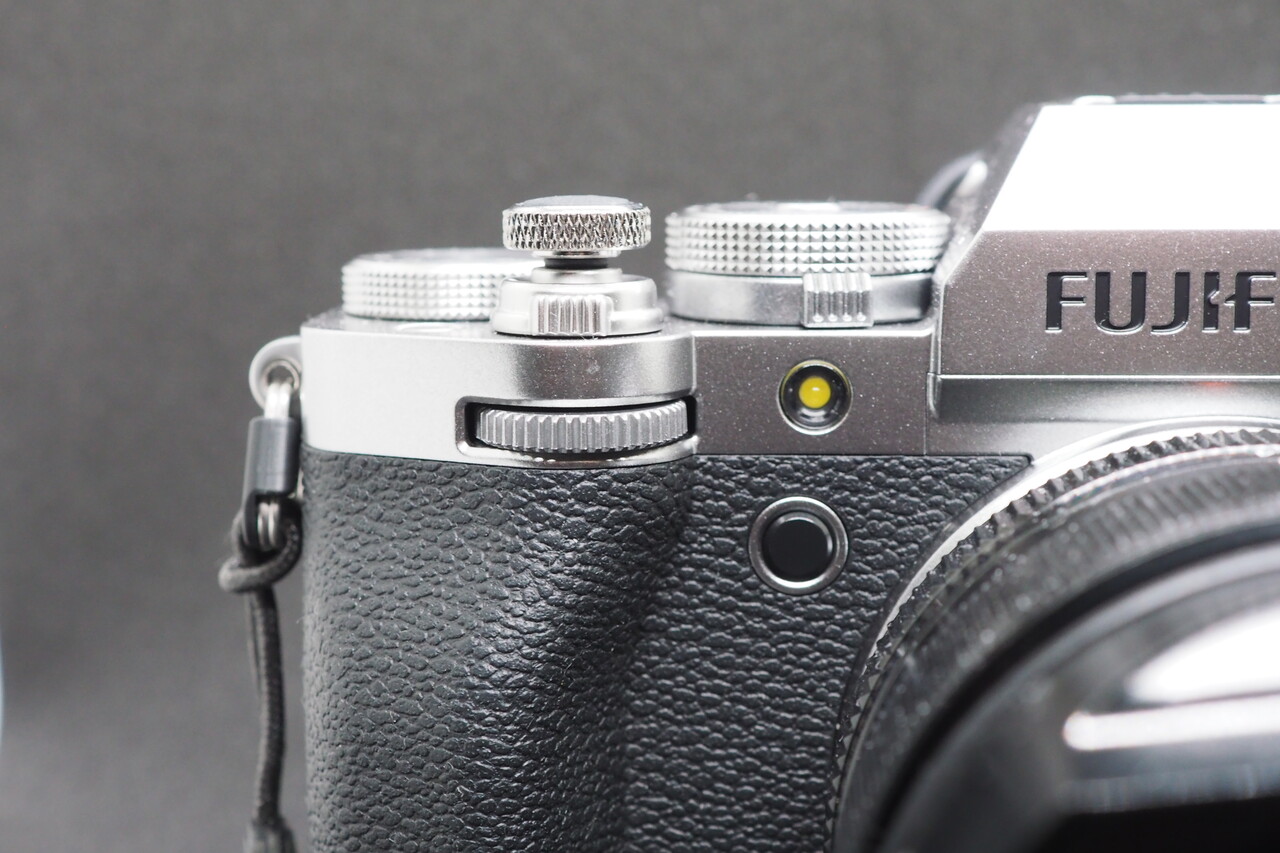 ボタンを付けた後のX-T5（斜め上から）