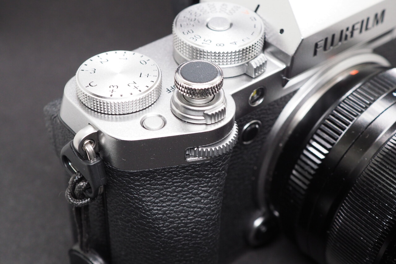 ボタンを付けた後のX-T5（正面から）