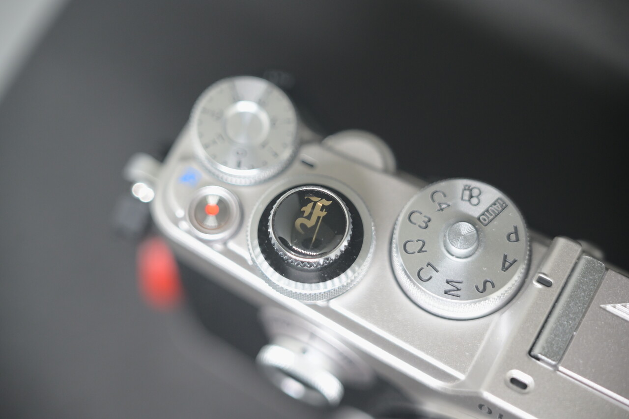花文字の「F」なレリーズボタン