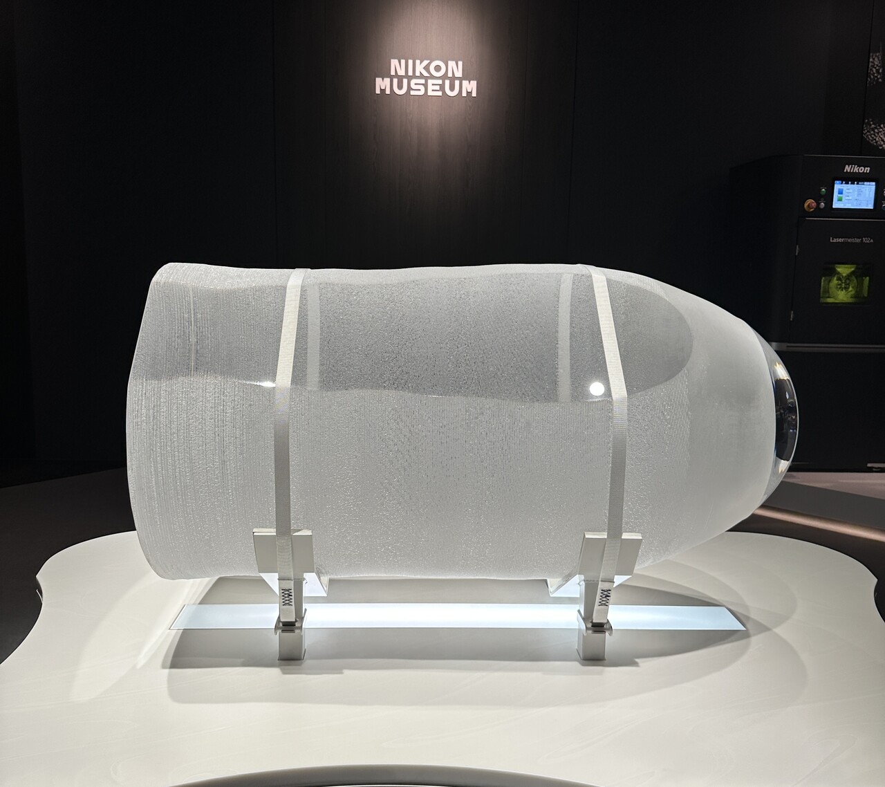 NIKON MUSEUMの入口にあるガラスインゴッドとロゴ