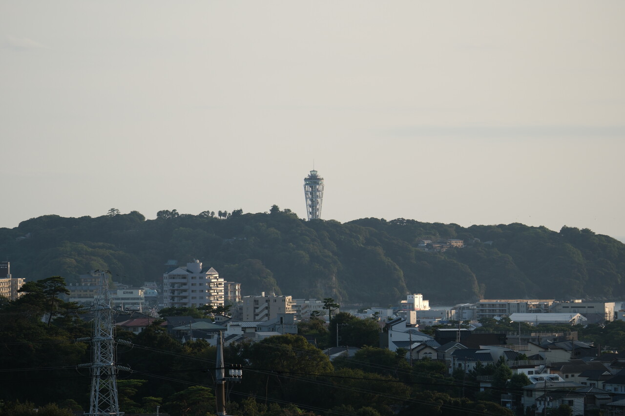 XF150-600mmの広角端150mm（換算225mm）で撮った見晴台からの江ノ島、シーキャンドル<br>X-T5 + XF150-600mmF5.6-8 R LM OIS WR <br>F0/Standard (Provia) 150.0mm ISO125 f/5.6 1/300s