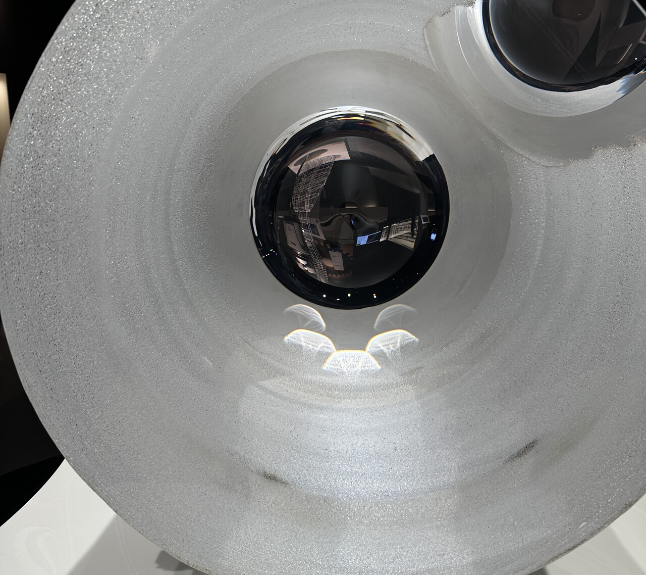 NIKON MUSEUMの入口にあるガラスインゴッドを横から撮った