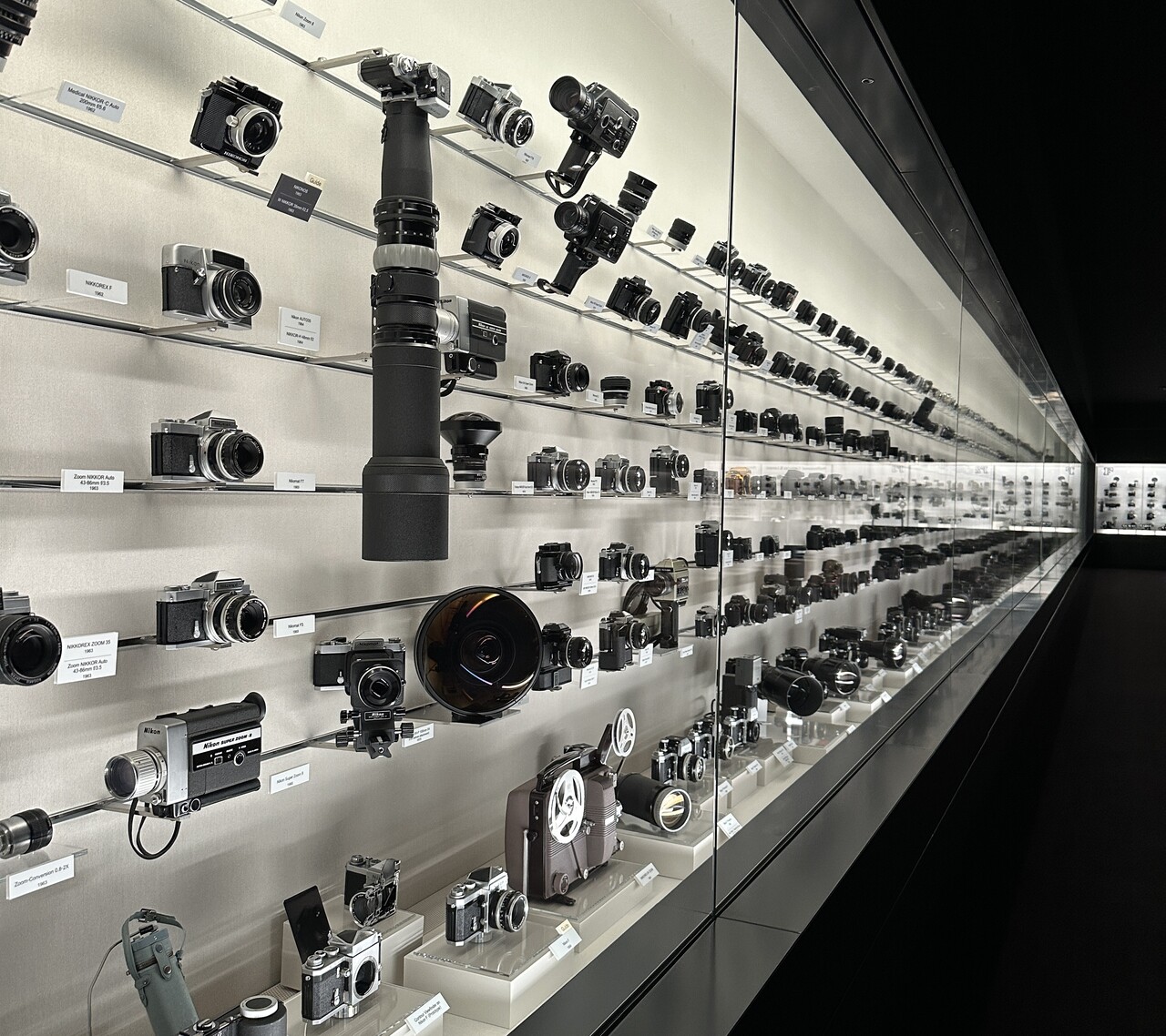 Nikonのコンシューマー向け商品がずらーっと並んでいるところ。どれもかっこいい