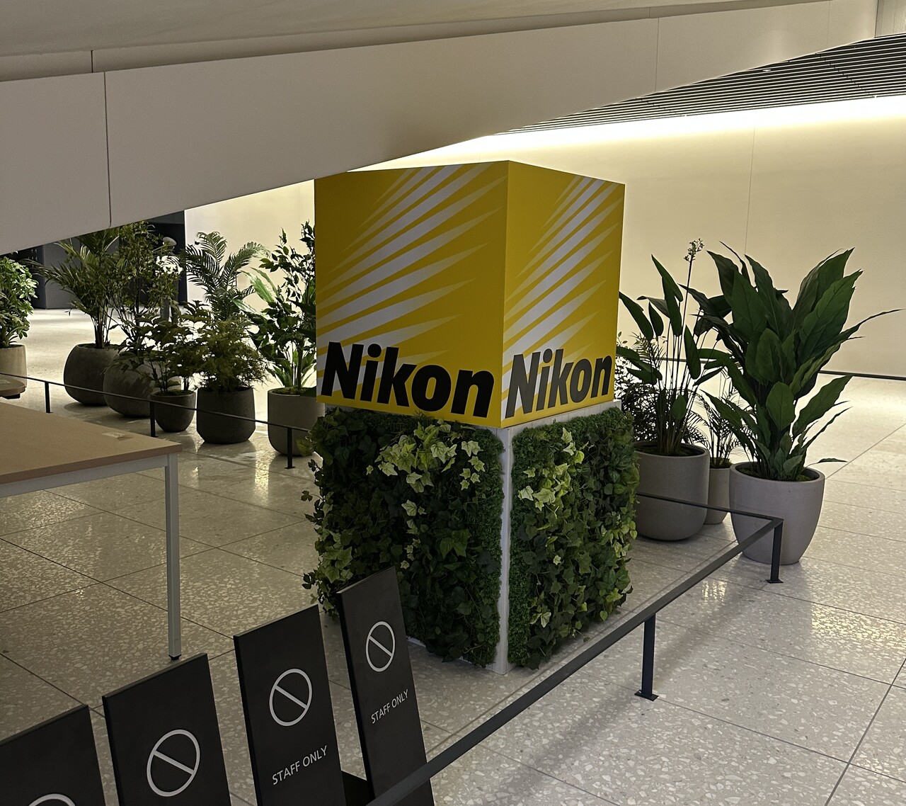 なんか階段の下においてあったNikonロゴの置物。本社感ある。